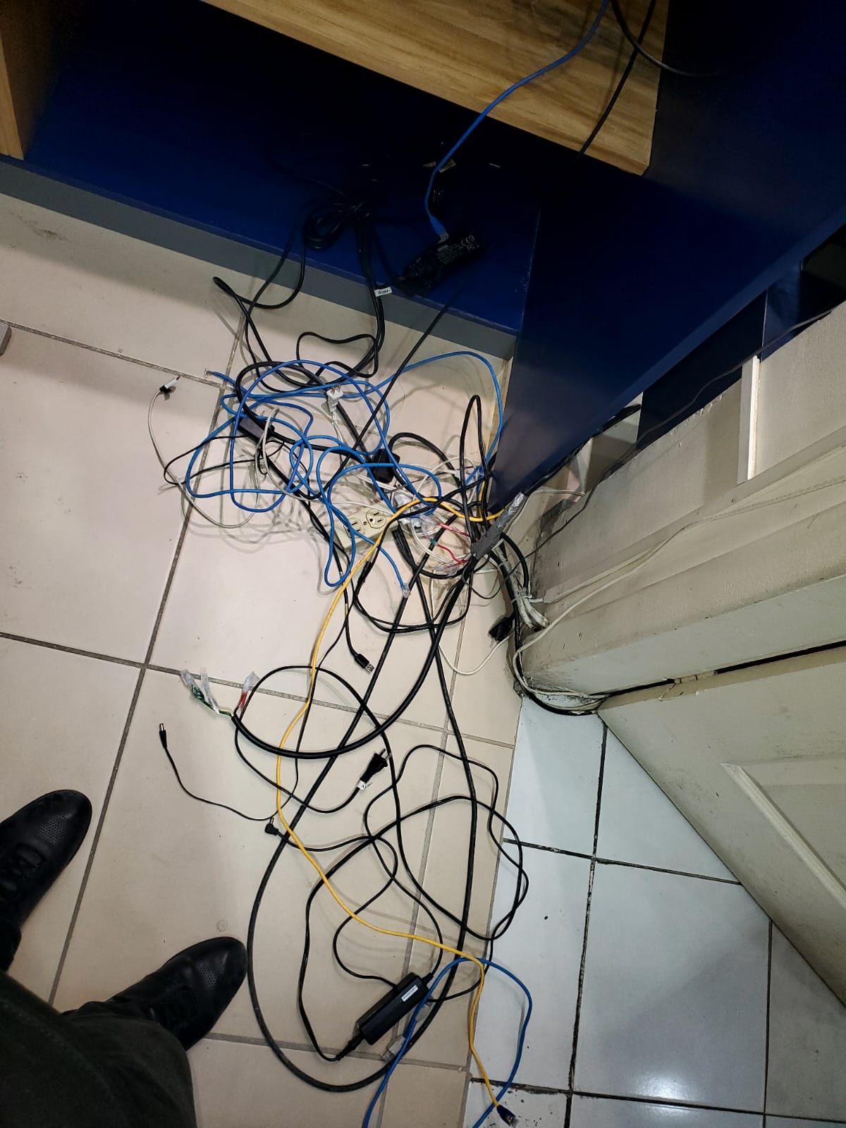 Caos de cables en el piso